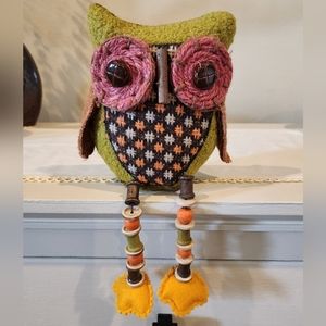 ADORABLE SITTING OWL
